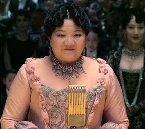 洪晃的亲外婆谈雪卿很漂亮，是旧上海的交际花，很会来事。洪晃说这位谈老太太