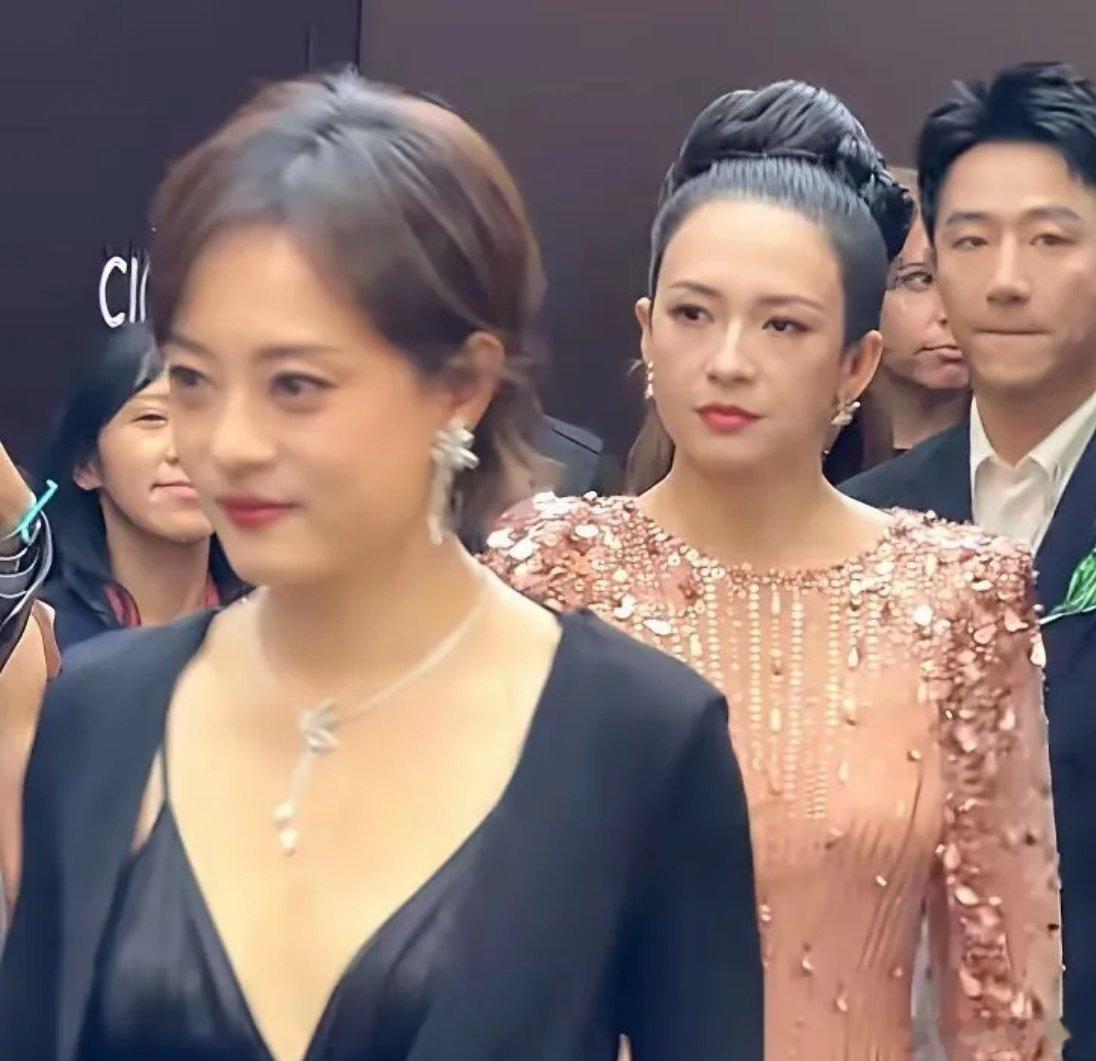 酱园弄之后，章子怡icon越来越放飞自我了，不开心就直接挂在脸上，完全不做表情管