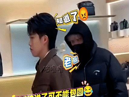 王楚钦逛商场，刚想刷卡，卷毛发小一把按住胳膊。网友笑疯，说代言费还没到账