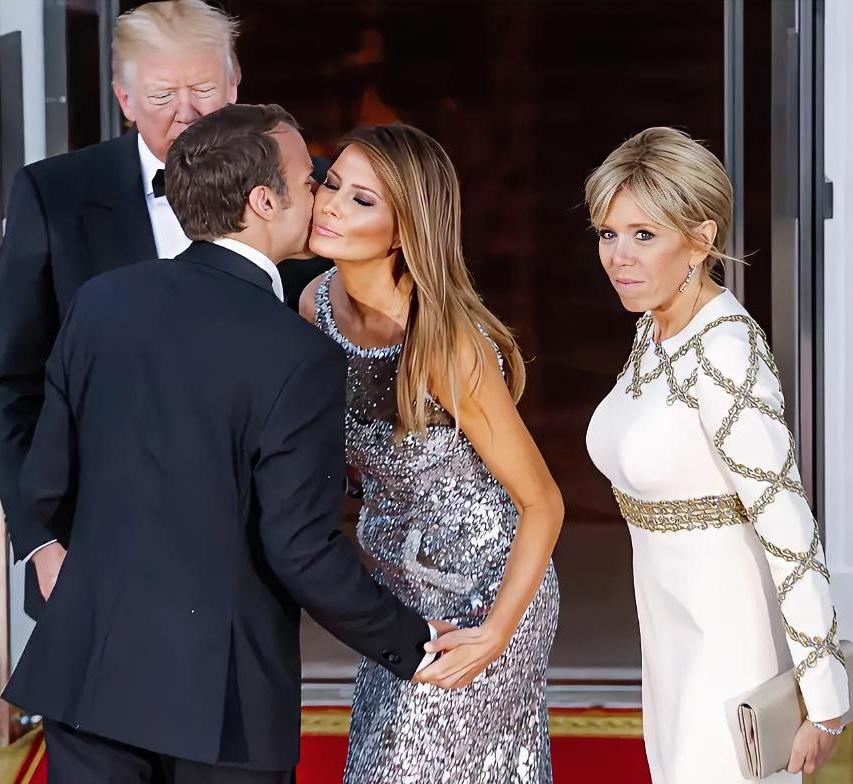 这张照片挺有意思，特朗普夫妇与马克龙夫妇见面的场景，只见马克龙与特朗普夫人梅拉尼