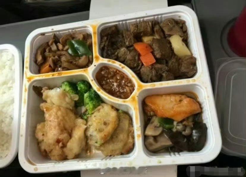 昨天在回家的高铁上，我问服务员盒饭多少钱？服务员说60块，我没买大概过了30分