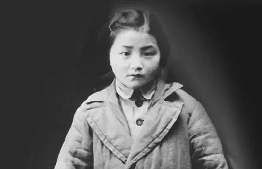1945年一位老红军战士去世前告诉10岁的女儿一个秘密，5年后这个女孩来找贺龙，