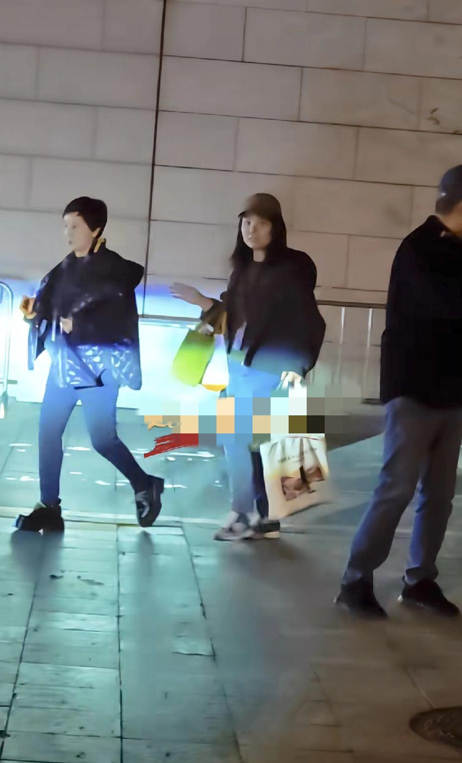 张国立话剧《情歌》首演结束后下班，有美女助理把他一直送到车上，邓婕在一旁连自己都