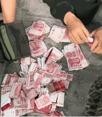 一个无儿无女的老人的一生，应该是非常悲惨的吧！他的妹妹去世后，整理遗物的时候发现