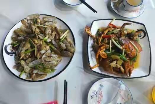 惠州这事我看乐了。哥们国庆去吃饭，点了个炒蛏子、一个螃蟹，结账时一看：661元