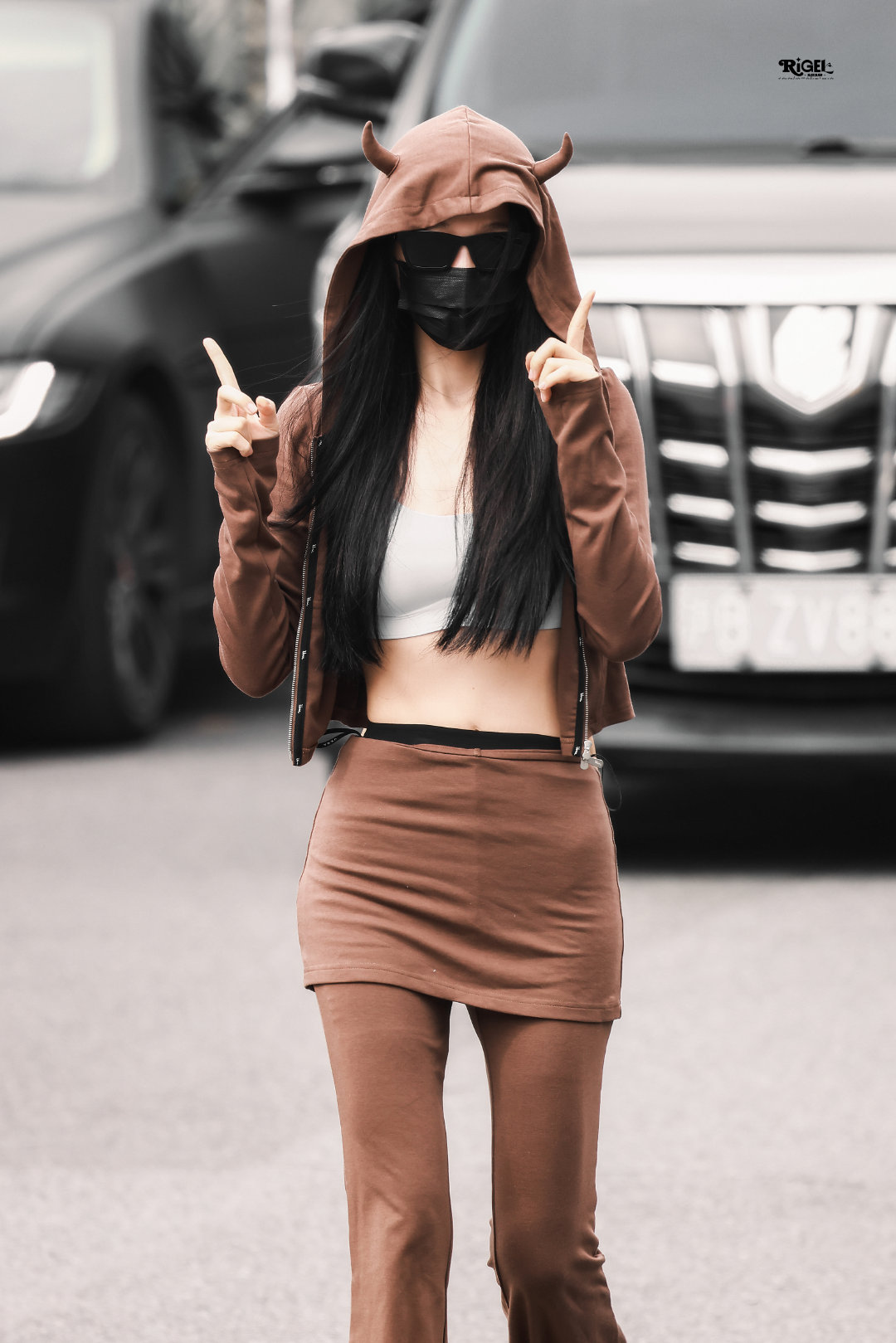 虞书欣小恶魔上班路透虞书欣小恶魔上班路透来啦！小恶魔棕色套装俏皮青春，欣欣完全