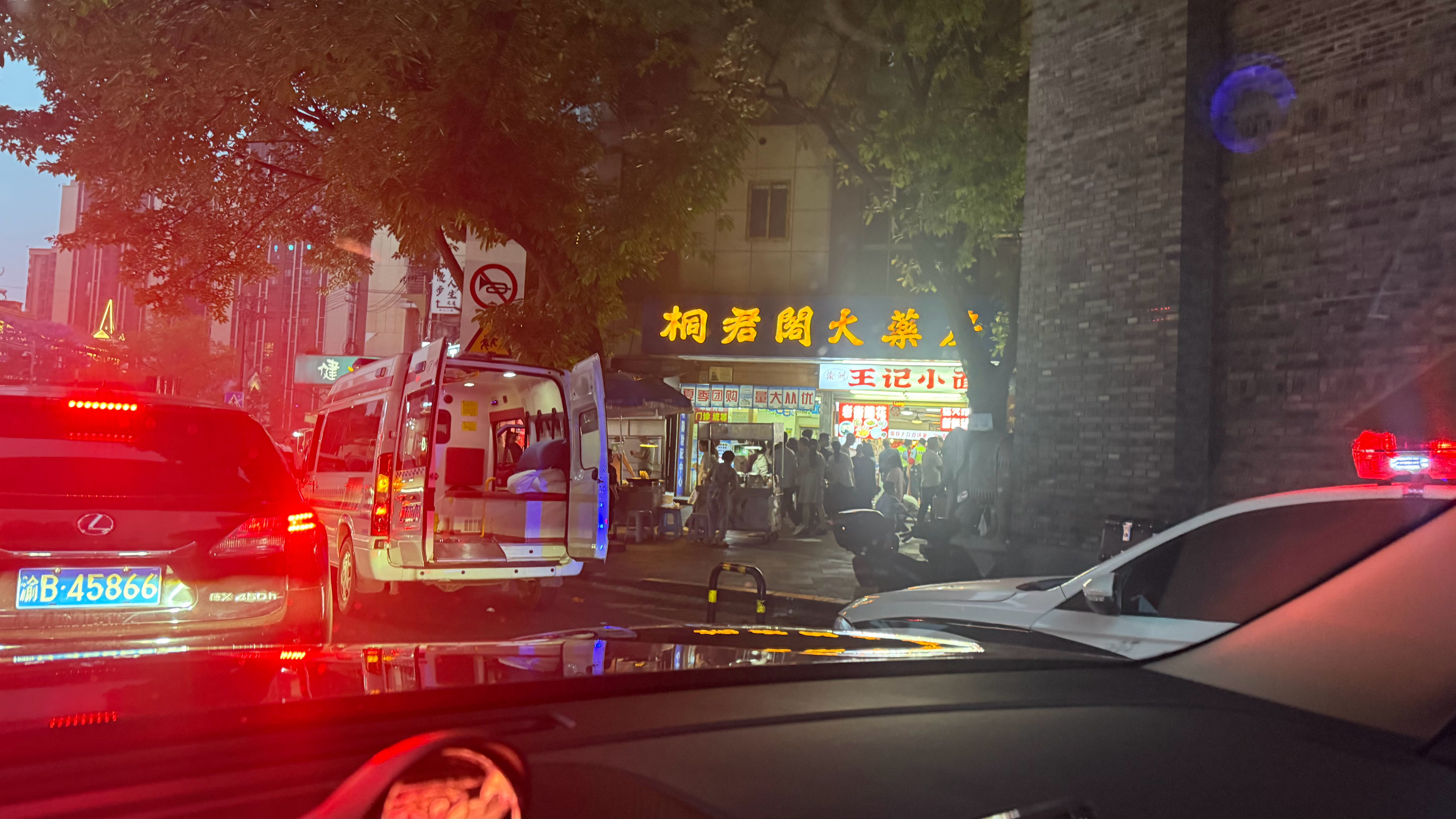 哥们，你看热闹可以，别挡道啊