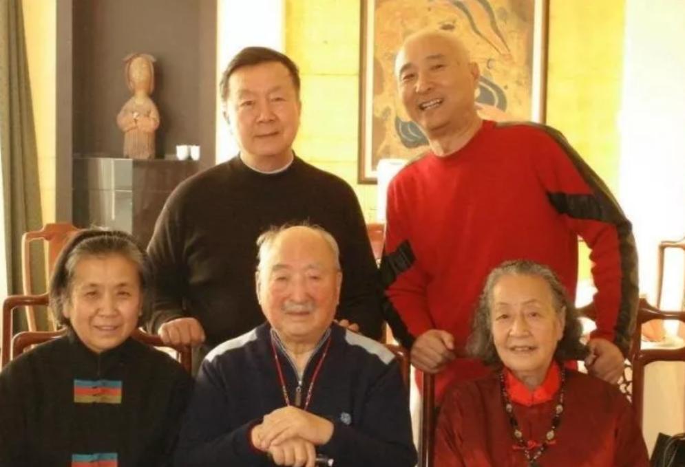 演员陈佩斯说，我小时候过得太幸福了，五六十年代，父亲月工资250元，五七、五八年