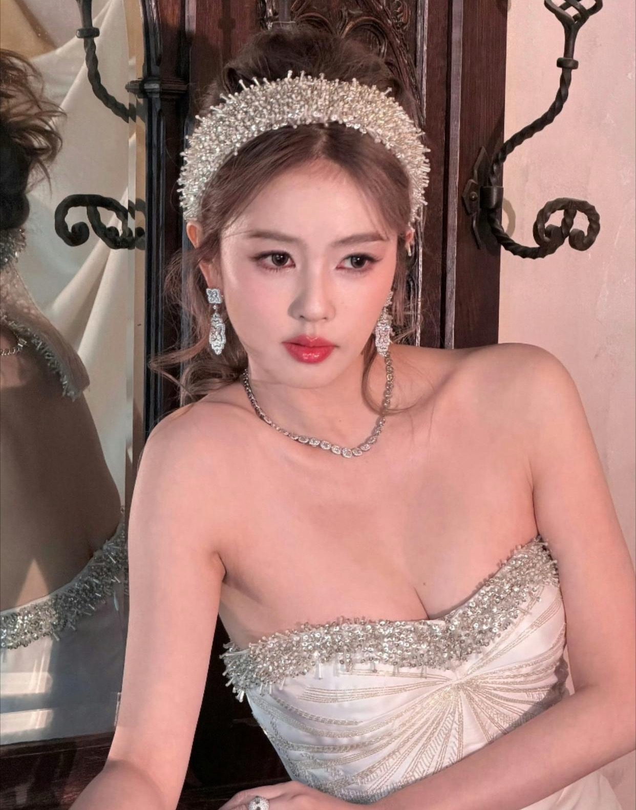 白鹿大秀事业线真让人看得“流鼻血”！这一袭白裙低胸装简直神女降临，走在红毯上让人