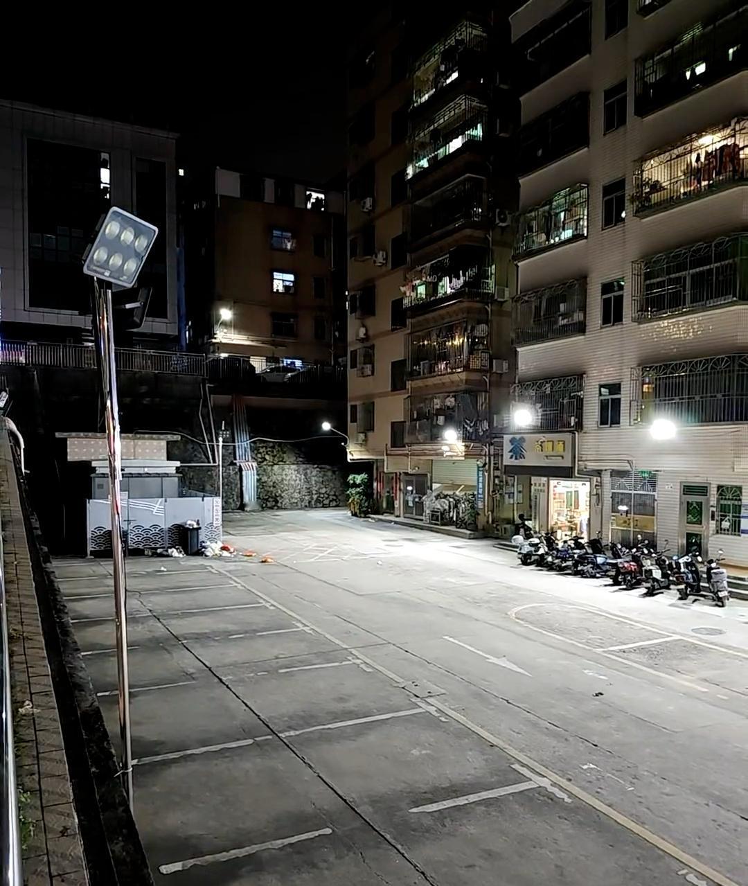 深圳一年一度分钱大会又要开始了。在下水径这个斜坡旁边。每年快到过年前。都会办