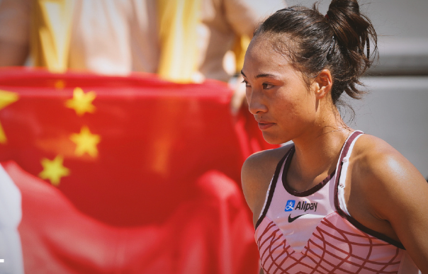 止步八强，却赢麻了排名暴涨69位，两次绝境翻盘郑钦文美网止步八强，全网刷暴，人人都在感叹“可惜”！但