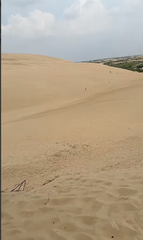 真是做生意的料！”内蒙古，一男子到沙漠旅游时，突然感到口渴，就在男子受不了之际，