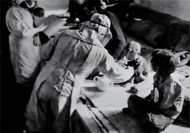 惨无人道！空袭日本的美军飞行员竟被日军活体解剖！1945年5月，两架空袭日本本土