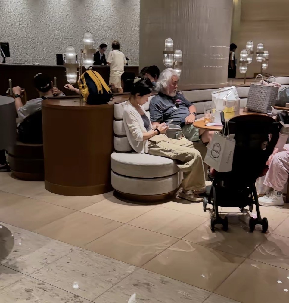 网友偶遇张纪中两口子。这位男士的八字真的挺硬的这年纪各种折腾还这么牛。