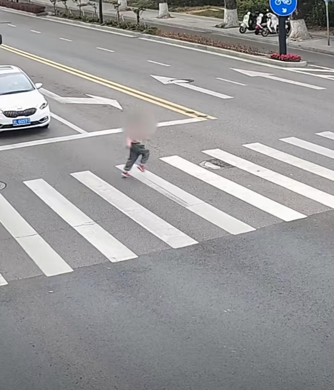 浙江舟山的街头，一名4岁小女孩和家人走散，边哭边在车流中穿行，危险万分。就在这时