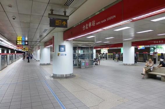 一些台湾人突然发现台湾地铁上有简体字，纷纷发声抵制 地点是台北捷运台大医院站