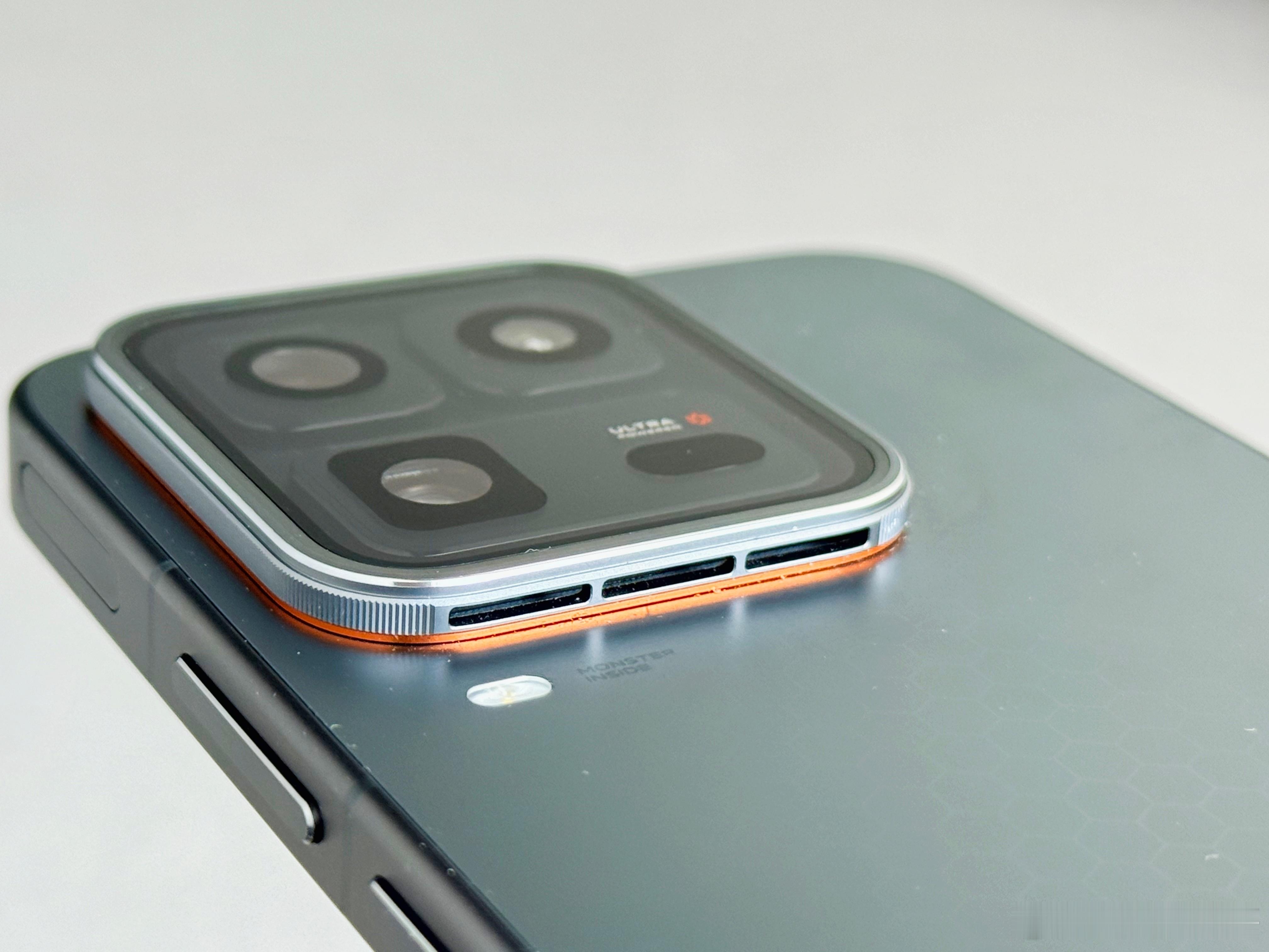 iQOO15Ultra最近友商也准备发布带散热风扇的手机了，首先说明方向是对了