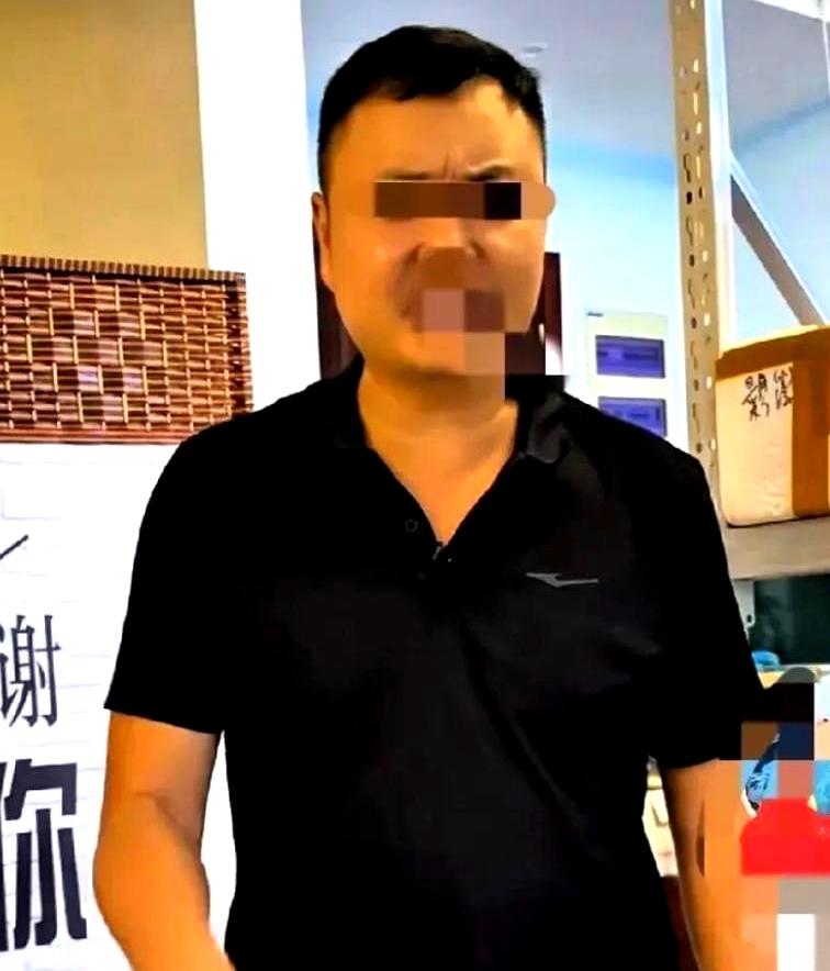昆明民政局这场离婚，真是把人看愣了。说白了，夫妻俩闹翻，不是因为大事，而是妻子
