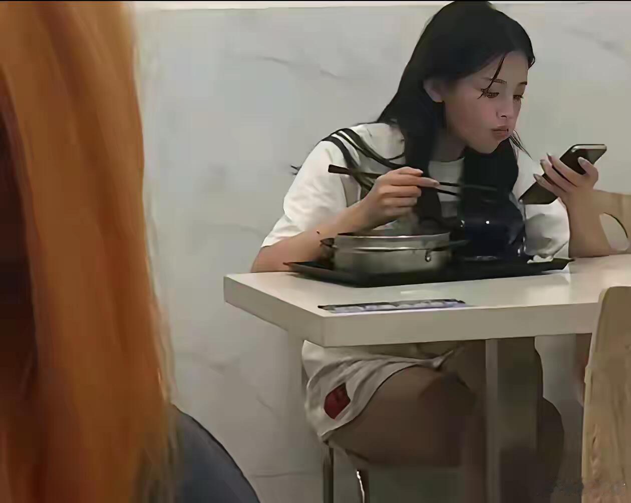 谁能想到当年厂里的杨超越，如今已经是顶流了。