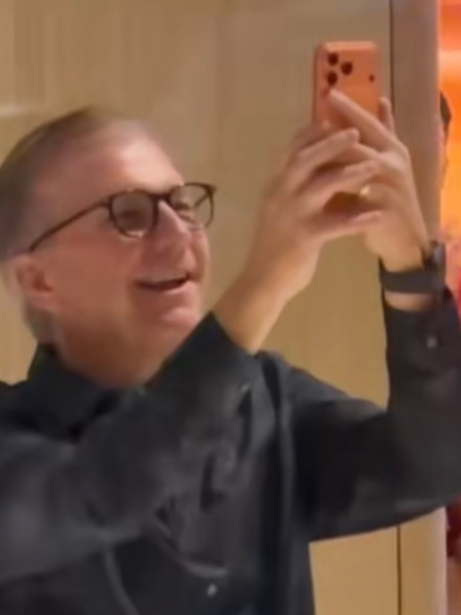 iPhoneAir卖的不好是有原因的。至少苹果的全球营销副总裁和CEO都不用…