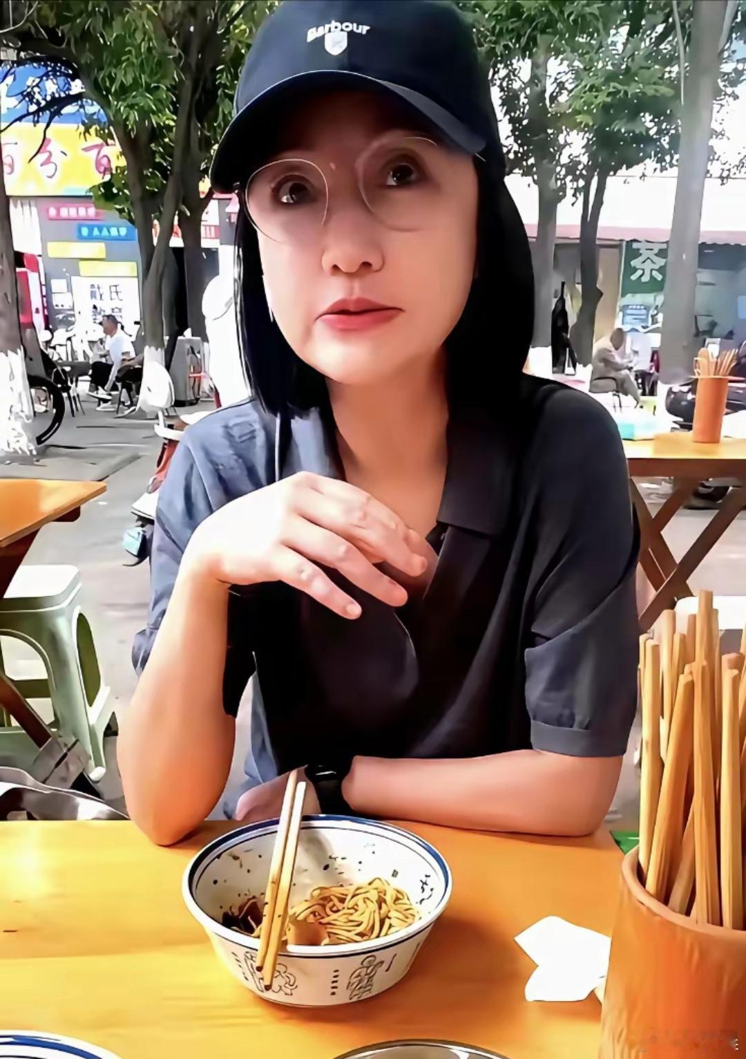 周迅现身路边摊吃面，褪去明星光环，简简单单格外接地气。