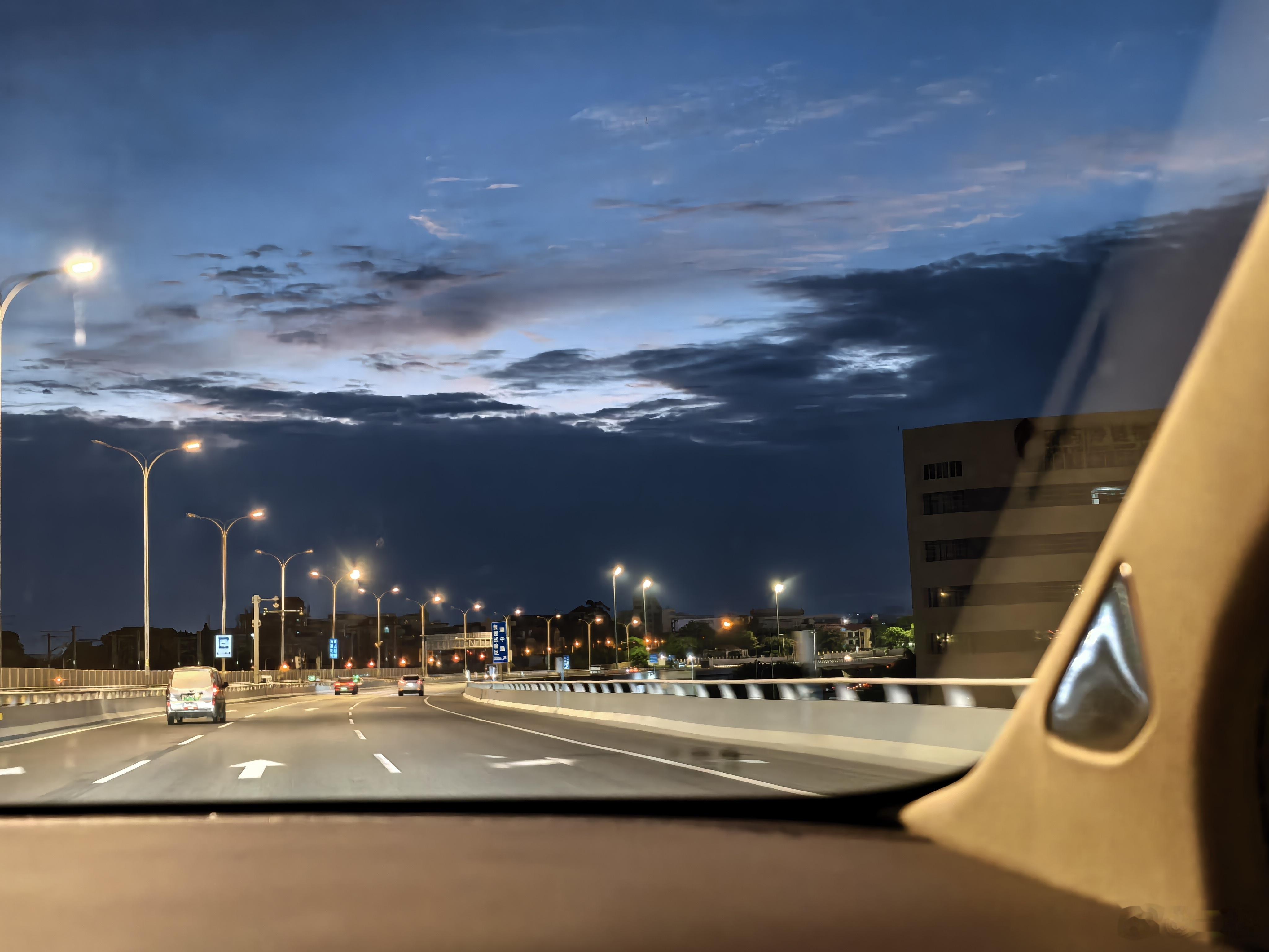 日出前的蓝调时刻