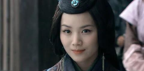 公元208年，荆州刘表因病逝世，遗孀蔡夫人将人员集结起来，便宣布：“我夫君临终前