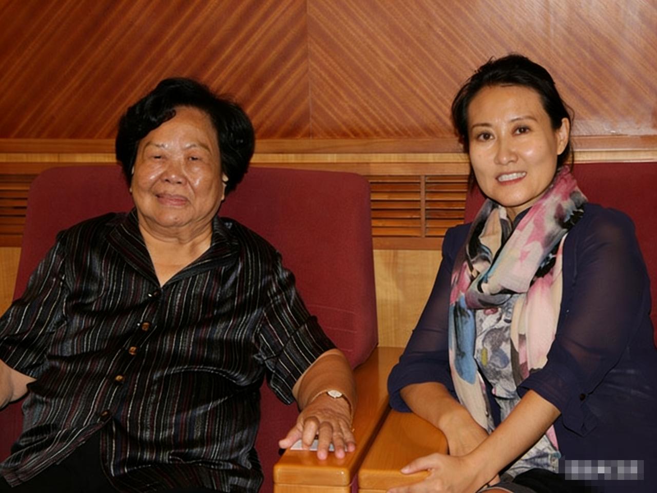 2012年，彭佩云参加活动，同友人一张罕见的合影，当时的她已经83岁高龄了，仍然