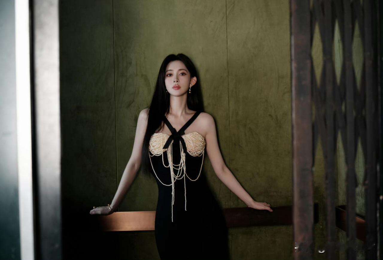 流光摇曳！孟子义一袭珍珠流苏礼服，御姐气场直接封神当复古旧影院邂逅精致礼服，孟子