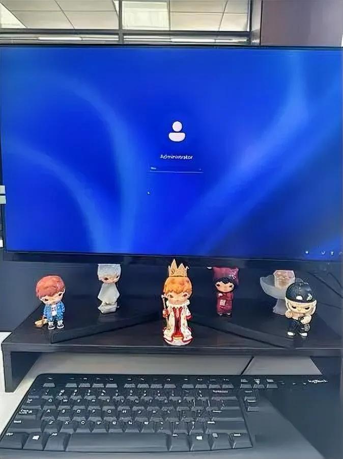 我们前台最近干了件“戳肺管子”的事——前阵突然找主管要请七天假，没说啥正经理