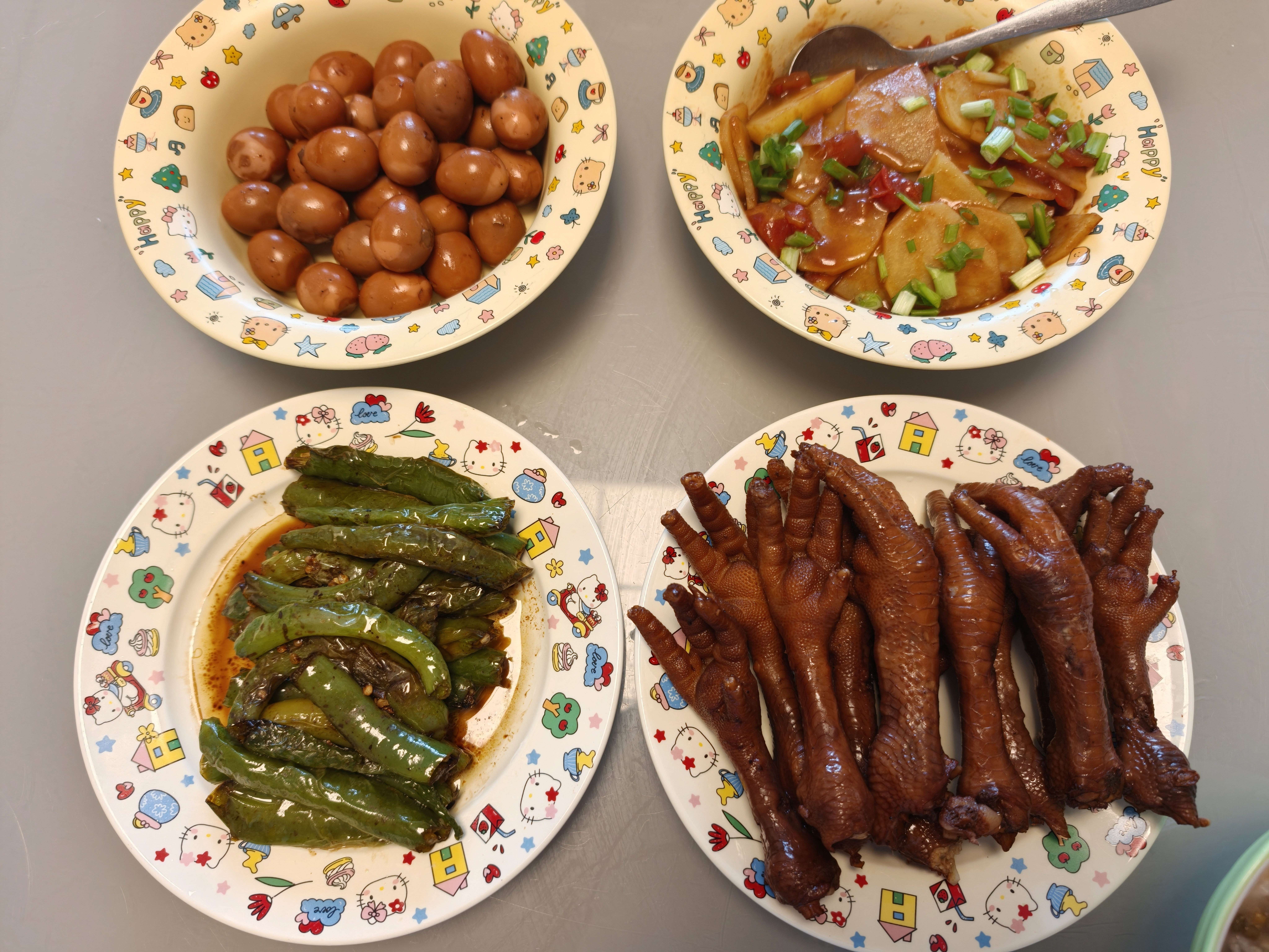 卤鸡脚和鹌鹑蛋一锅出随便买了一个卤料包不咋好吃番茄土豆片烧线椒在家做鸡脚最闹心的