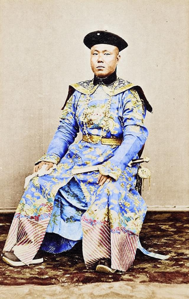 这是一张拍摄于1867年左右的正式肖像照，画面中的爪哇岛中国文职官员身着清代规制