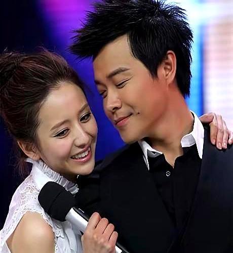 连发十三年零点庆生微博，陈思诚今年硬是把朵朵妈三个字抠得干干净净。你以为这对前任