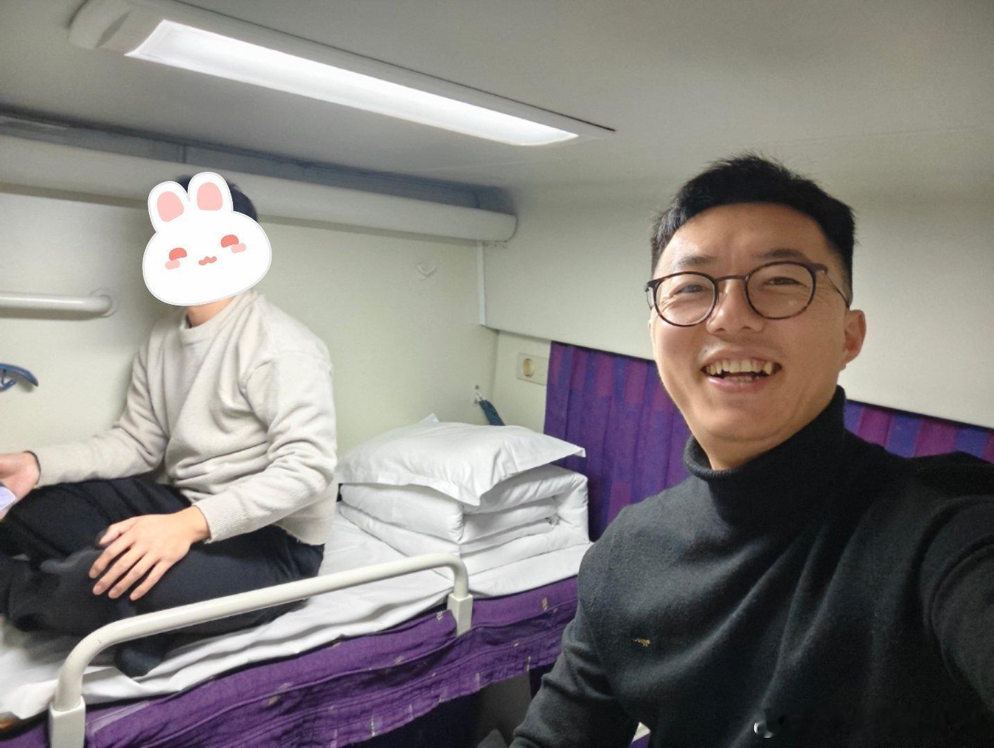早啊因为我的好兄弟没做过软卧所以这次出差陪他坐14个小时的绿皮火车我对这兄弟也是