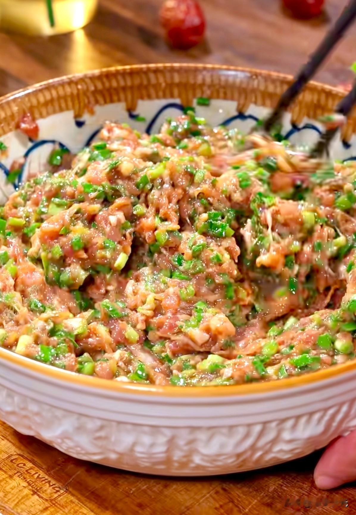 一直特别疑惑一件事：家里包饺子，肉是新鲜肉，调料一样不差，认认真真包、认认真真