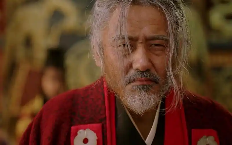 看看司马懿熬走了多少人才换来的大晋王朝。所以说苟着才是王道。正始十年正月，曹爽带着皇帝曹芳出城祭扫高