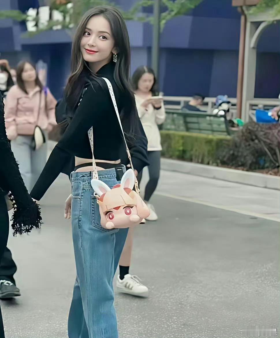 娜扎早年穿这条裤子曾饱受争议，如今才看清真相，其实是假两件设计，黑色部分只是装饰