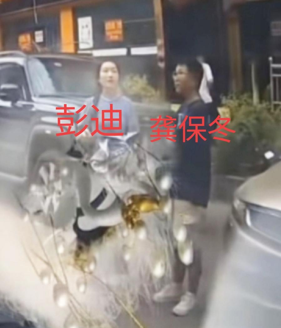 彭水网格员彭迪与龚保东，山体崩塌前现场工作，被路过车主拍到，34岁彭迪逃过一劫，