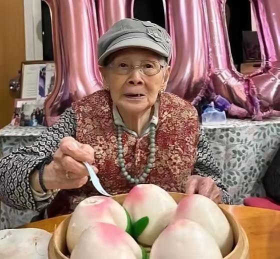 她不上班，但每月拿九万三，比香港普通家庭多出两倍多。不是25万，是媒体算错了账