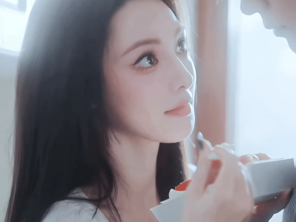 彭小苒摄影师百万运镜天呐！彭小苒这段视频里摄影师的运镜手法太牛啦！短短半分钟，多