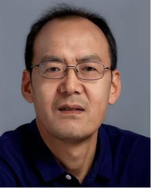 说实话，这种人挺“可怕”的。一个副教授，安安静静搞了三十年计算机。回头身后已站着