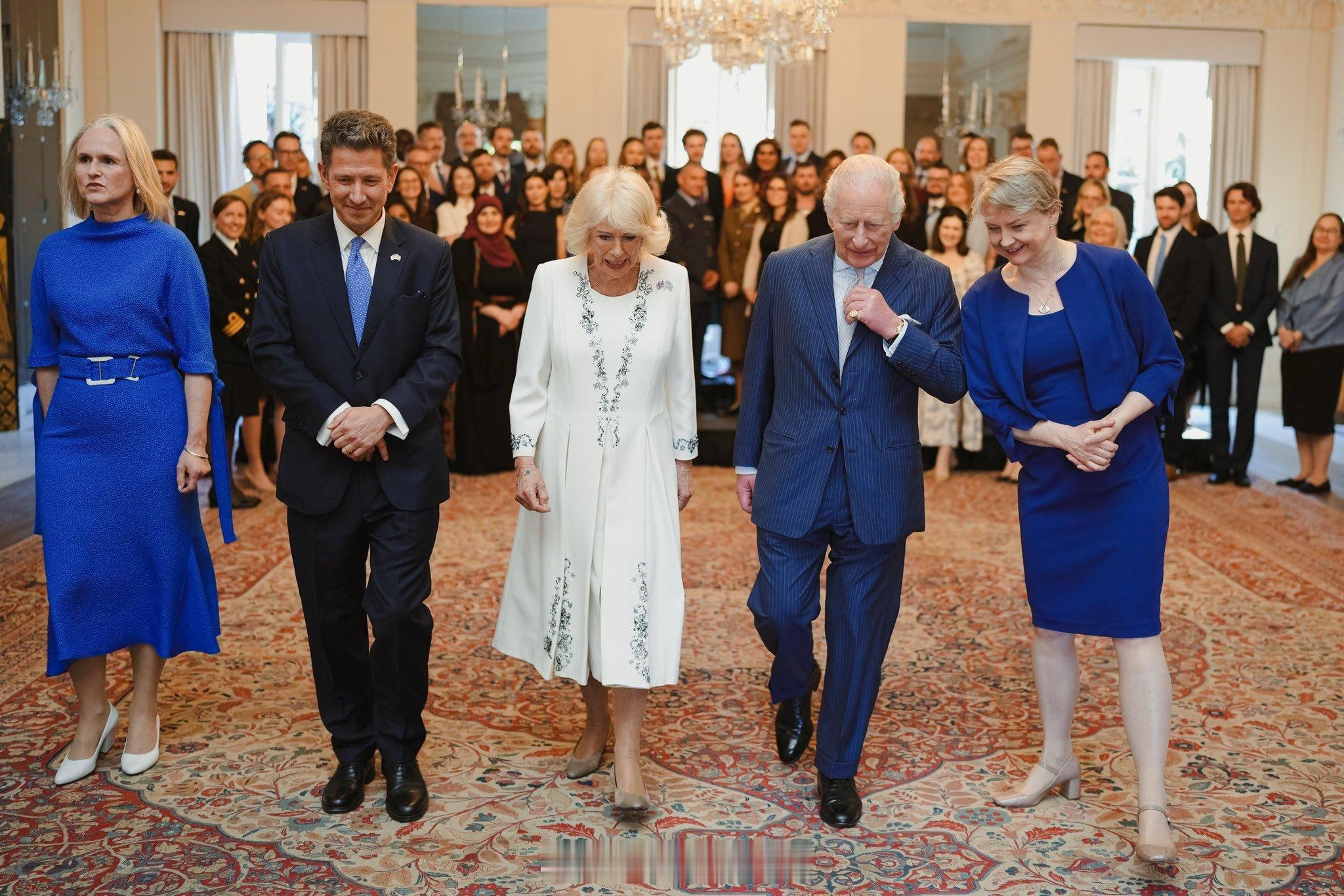 英国王室【补图】昨天外交大臣YvonneCooper（右一）有在华盛顿参加