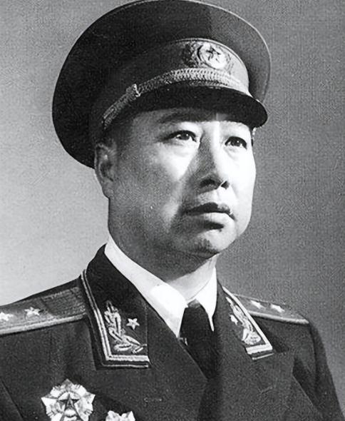 1954年，开国中将成钧丧偶后，心中暗暗属意小姨子周月茜，此事后来传为佳话。成钧
