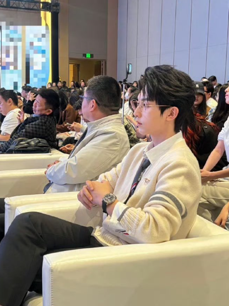 家人们谁懂啊!郭俊辰线下生图整个杀疯了!建模级别的脸一点瑕疵都没有，戴个眼镜高智