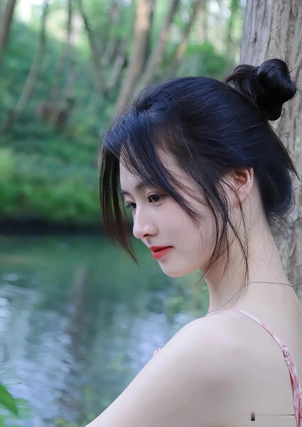 微风拂过河面，裙摆轻扬如花瓣飘落，少女浅笑回眸，定格成诗意的画卷。
