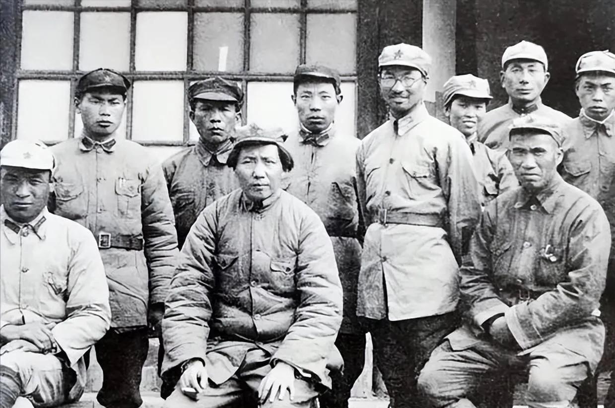 1947年初春，延安已不安全，毛主席调陈赓来保卫陕甘宁，陈赓却一句话不说，会上不