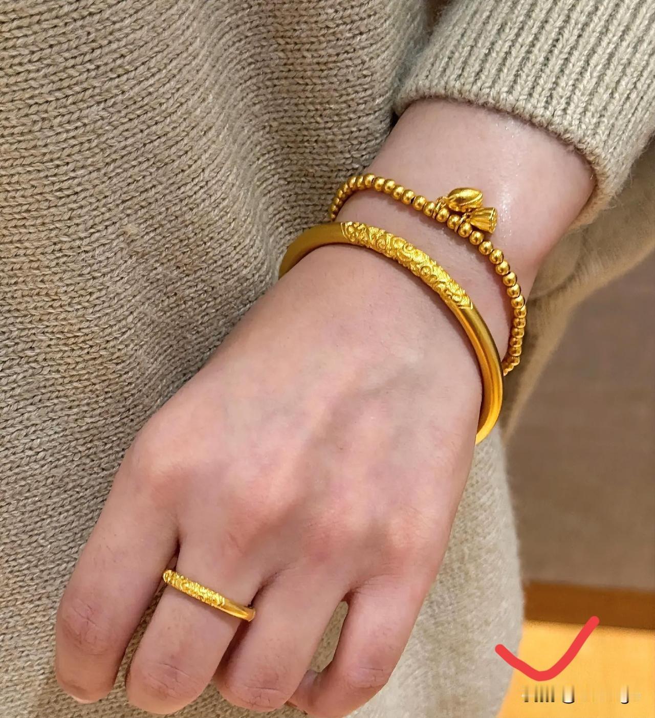 奉劝大家现在手里有黄金的千万别着急出手！最近各地金店都挤爆了人，不是没