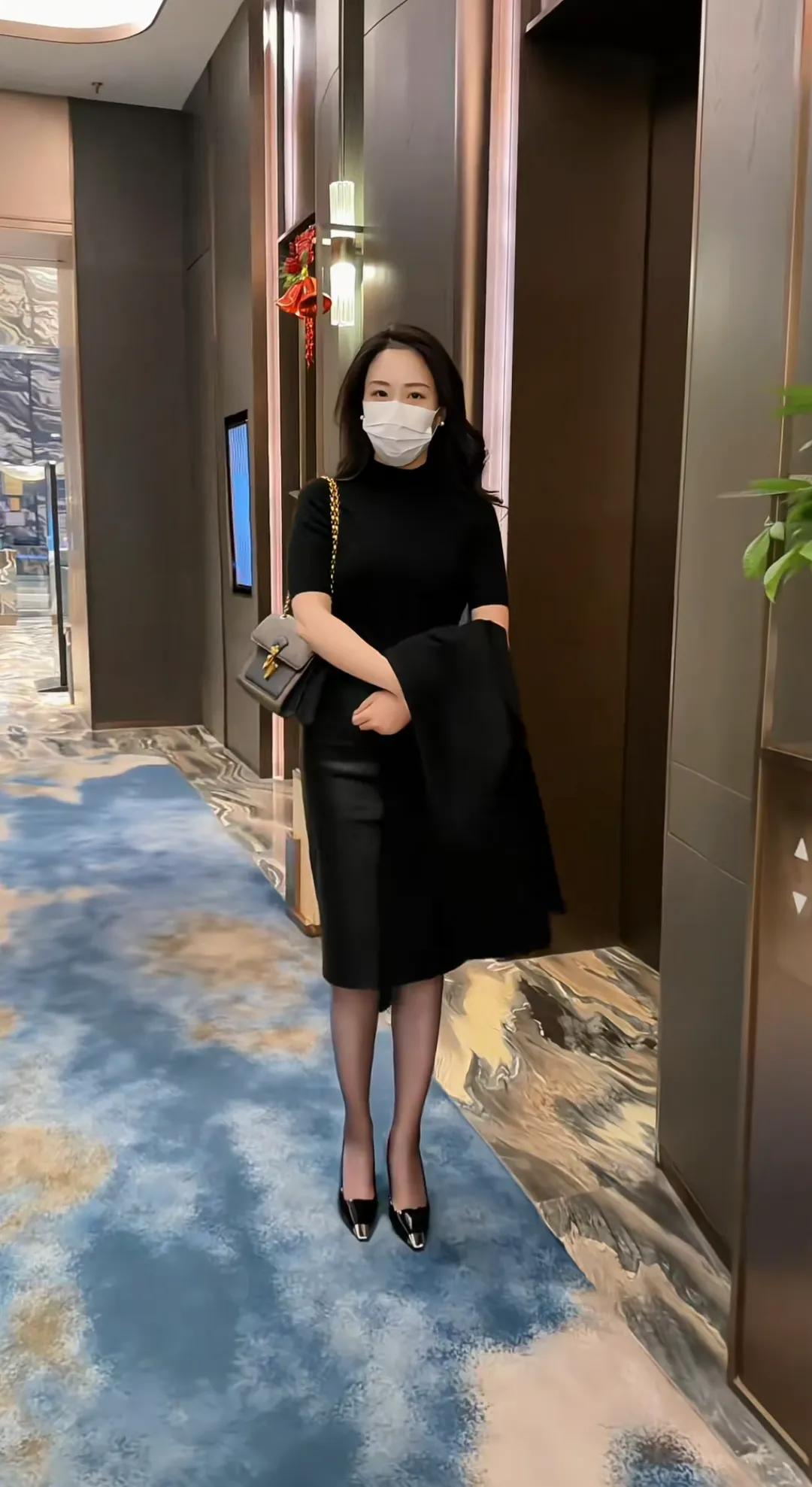 确实漂亮！李主任的穿搭女人味十足！[比心]