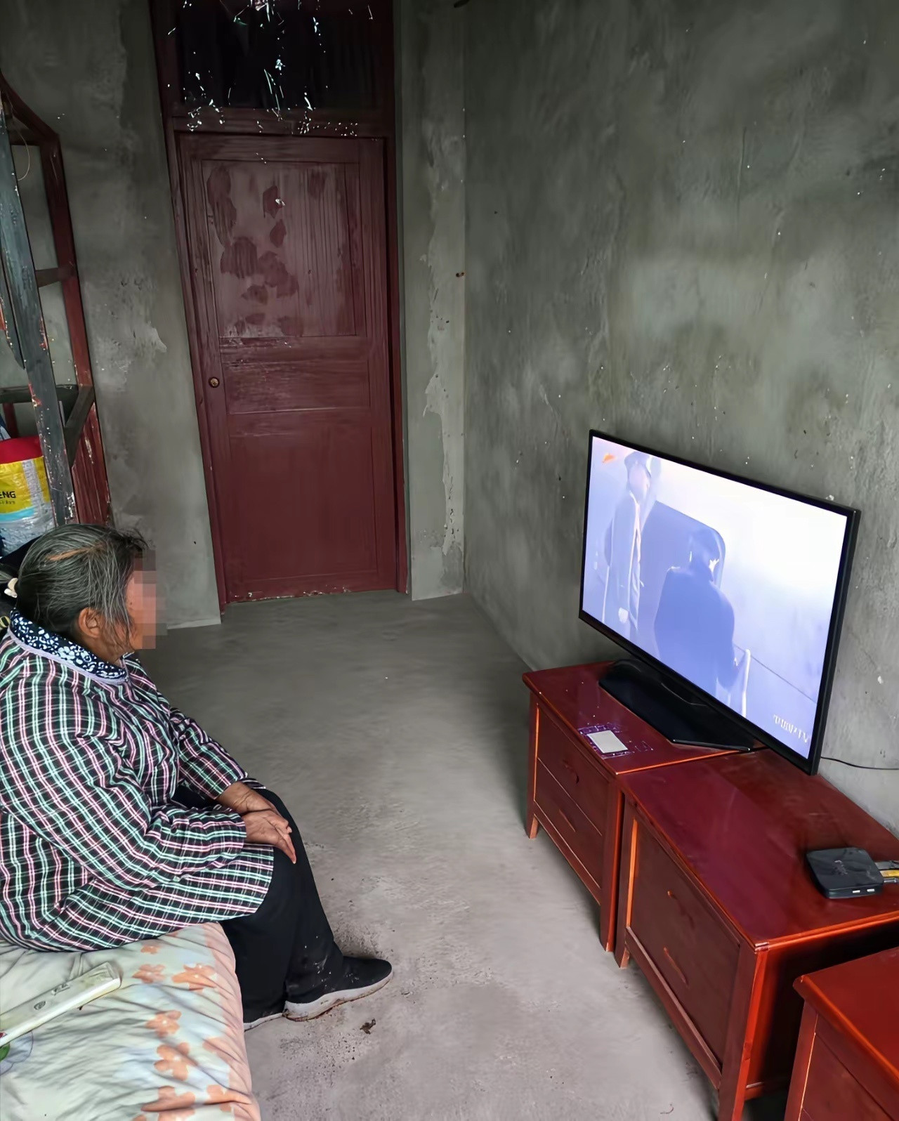 为了方便老人看电视，发明了这个