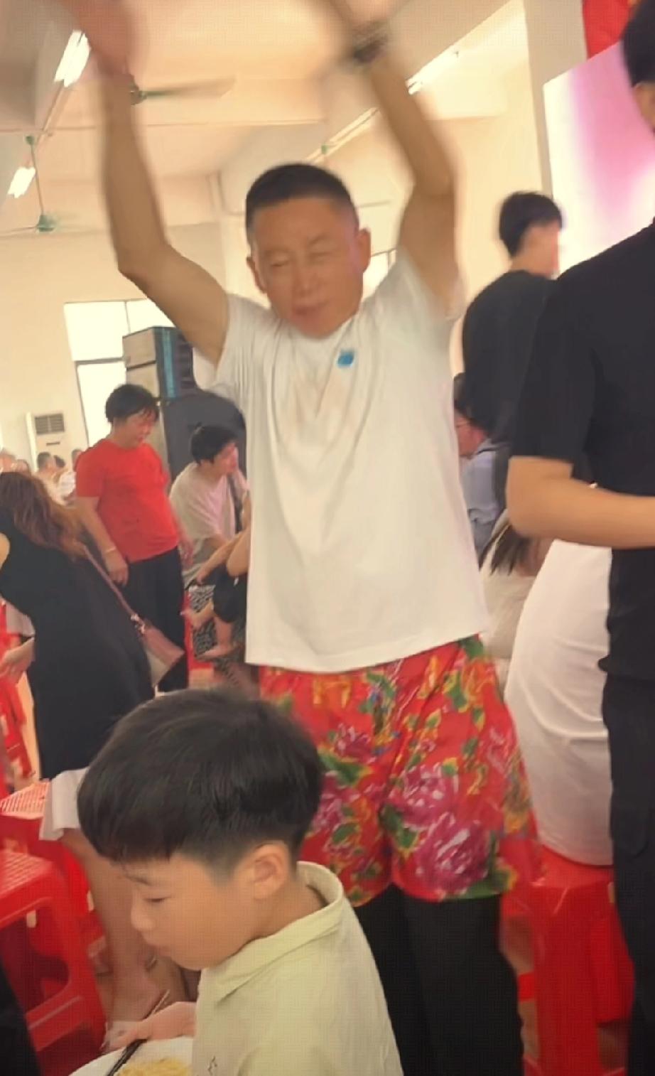 孙海洋的花裤子太吸睛了，叶锐聪寻亲，孙海洋作为叶锐聪妈妈曾经的难友，也来参加了这